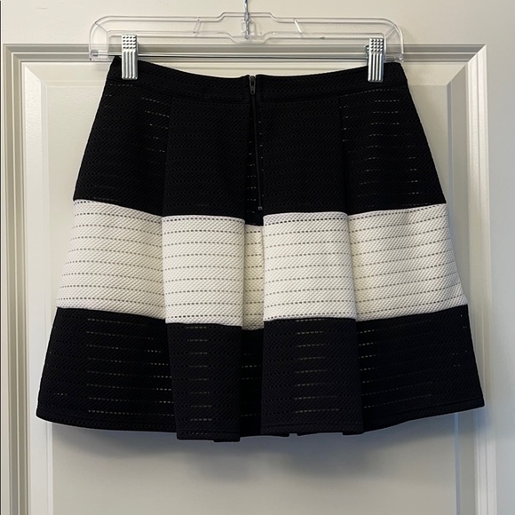 Soprano Pleated Zip Up Skirt Size Small - Picture 2 of 3